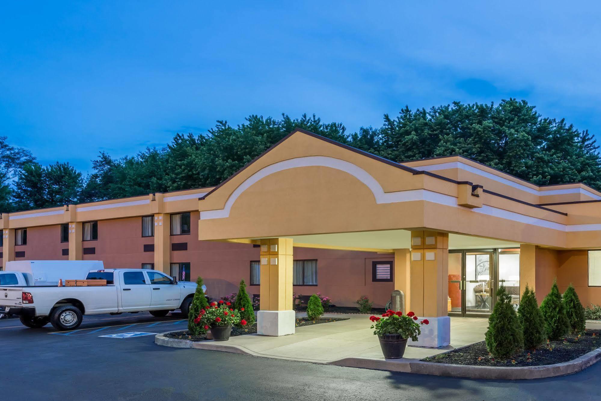 Мотель Super 8 By Wyndham Logansport Экстерьер фото